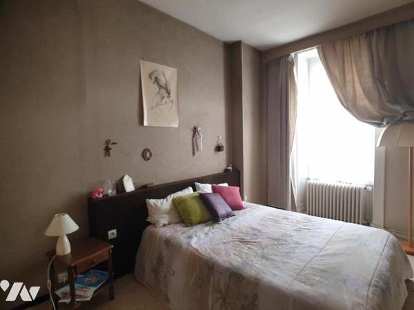 Ensemble immobilier en centre-ville Maison sur quatre niveaux et local commercial loué