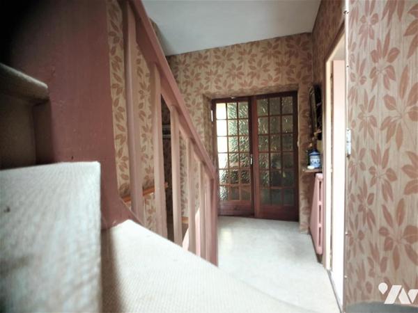 Ensemble immobilier en centre-ville Maison sur quatre niveaux et local commercial loué