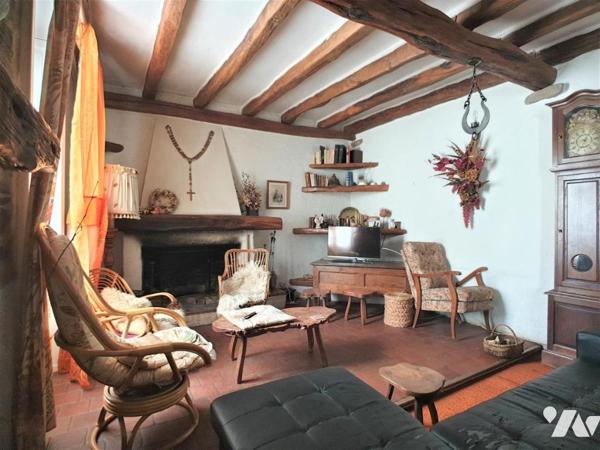 Ensemble immobilier en centre-ville Maison sur quatre niveaux et local commercial loué