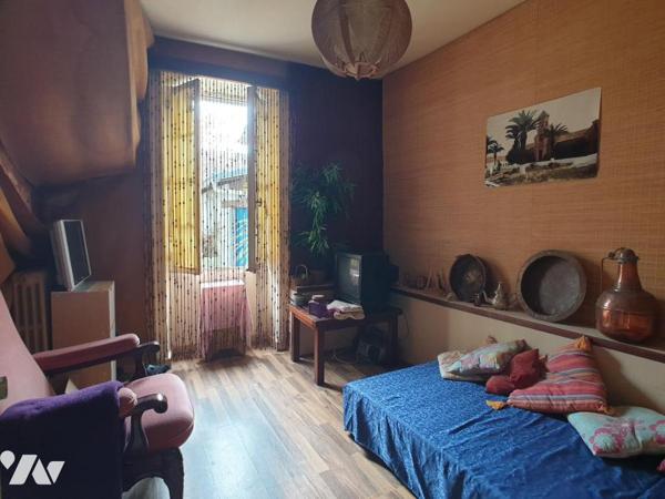 Ensemble immobilier en centre-ville Maison sur quatre niveaux et local commercial loué