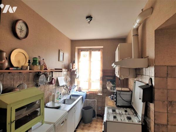 Ensemble immobilier en centre-ville Maison sur quatre niveaux et local commercial loué