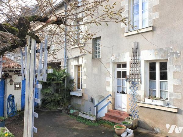 Ensemble immobilier en centre-ville Maison sur quatre niveaux et local commercial loué