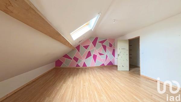 Maison traditionnelle 7 pièces de 155 m² à Saint-Gérand-le-Puy (03150)