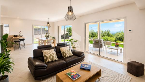 Maison récente 4 pièces avec piscine à La Gaude - Vue dégagée sur montagnes