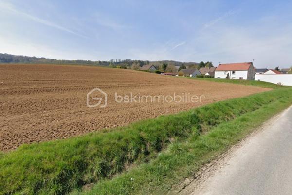 À seulement quelques minutes d’Épernay, sur la commune de Grauves, ce terrain agricole d’environ 2 102 m².
Un bien rare sur le secteur, idéal pour conjuguer investissement sécurisé et projet lié à la terre.
Un fort potentiel d’exploitation :
✔️ Activité agricole ou maraîchère
✔️ Verger, pâturage ou cultures spécialisées
✔️ Installation de structures agricoles (hangar, serre, stockage) en lien avec une activité déclarée
✔️ Projet rural, de loisirs ou de valorisation foncière
 Un emplacement stratégique :
•	Proximité immédiate d’Épernay 
•	Secteur recherché et dynamique 
•	Cadre naturel préservé 
Un investissement d’avenir :
Dans un contexte où le foncier agricole devient une valeur refuge, ce terrain représente une opportunité patrimoniale durable et sécurisée.
Terrain non constructible à usage d’habitation (zone agricole), garantissant tranquillité et préservation de l’environnement.
 Bien rare sur le marché – à saisir rapidement !
 Contactez moi dès maintenant pour plus d’informations ou organiser une visite