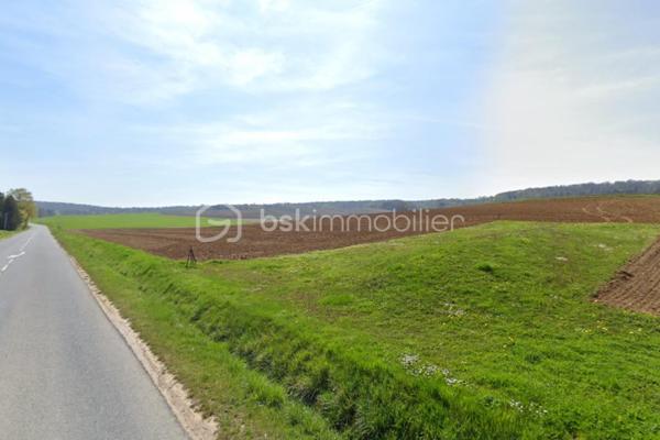 À seulement quelques minutes d’Épernay, sur la commune de Grauves, ce terrain agricole d’environ 2 102 m².
Un bien rare sur le secteur, idéal pour conjuguer investissement sécurisé et projet lié à la terre.
Un fort potentiel d’exploitation :
✔️ Activité agricole ou maraîchère
✔️ Verger, pâturage ou cultures spécialisées
✔️ Installation de structures agricoles (hangar, serre, stockage) en lien avec une activité déclarée
✔️ Projet rural, de loisirs ou de valorisation foncière
 Un emplacement stratégique :
•	Proximité immédiate d’Épernay 
•	Secteur recherché et dynamique 
•	Cadre naturel préservé 
Un investissement d’avenir :
Dans un contexte où le foncier agricole devient une valeur refuge, ce terrain représente une opportunité patrimoniale durable et sécurisée.
Terrain non constructible à usage d’habitation (zone agricole), garantissant tranquillité et préservation de l’environnement.
 Bien rare sur le marché – à saisir rapidement !
 Contactez moi dès maintenant pour plus d’informations ou organiser une visite