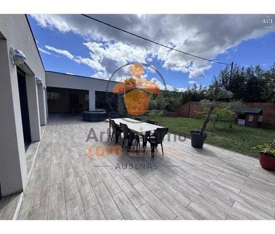 Vente                                                      Propriété
                        
                     5 pièces                      188 m2                     à Salavas