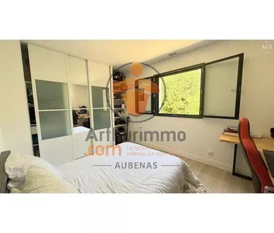 Vente                                                      Propriété
                        
                     5 pièces                      188 m2                     à Salavas