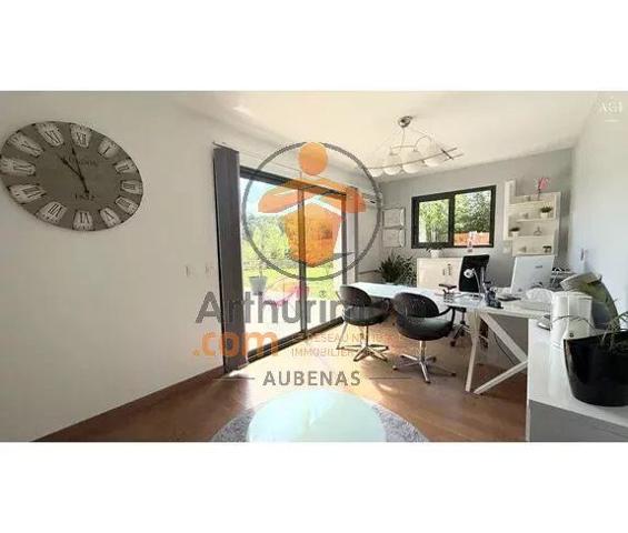 Vente                                                      Propriété
                        
                     5 pièces                      188 m2                     à Salavas