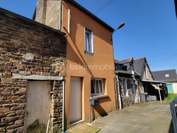 Situé en plein centre-bourg de Gaël, entre Saint-Méen-le-Grand et Mauron (8 min), à proximité de Paimpont (12 min), cet appartement de 57 m² constitue une belle opportunité pour un investisseur.

Actuellement loué 400 € hors charges par mois, il génère un revenu locatif immédiat et offre une rentabilité brute d'environ 6,1 %.

Le logement comprend :

Une pièce de vie
Une cuisine indépendante
Une chambre
Une salle d'eau privative
Deux WC indépendants 
Un grenier de stockage
Un débarras

Les points forts :

✅ Bien vendu avec locataire en place
✅ Loyer annuel de 4 800 €
✅ Rentabilité brute d'environ 6,1 %
✅ Centre-bourg avec commerces et services à proximité
✅ Surface habitable de 49 m²
✅ Classe énergétique F

Prix de vente : 79 000 € FAI

Potentiel d'amélioration : le logement est classé F au DPE. Des travaux portant principalement sur l'isolation et la mise en place d'une ventilation mécanique contrôlée (VMC) permettront d'améliorer sa performance énergétique et de valoriser le bien à moyen terme.

Un investissement clé en main offrant des revenus dès l'acquisition, dans une commune dynamique idéalement située entre Saint-Méen-le-Grand et la forêt de Brocéliande. Rennes a 49 min.