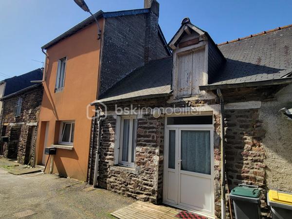 Situé en plein centre-bourg de Gaël, entre Saint-Méen-le-Grand et Mauron (8 min), à proximité de Paimpont (12 min), cet appartement de 57 m² constitue une belle opportunité pour un investisseur.

Actuellement loué 400 € hors charges par mois, il génère un revenu locatif immédiat et offre une rentabilité brute d'environ 6,1 %.

Le logement comprend :

Une pièce de vie
Une cuisine indépendante
Une chambre
Une salle d'eau privative
Deux WC indépendants 
Un grenier de stockage
Un débarras

Les points forts :

✅ Bien vendu avec locataire en place
✅ Loyer annuel de 4 800 €
✅ Rentabilité brute d'environ 6,1 %
✅ Centre-bourg avec commerces et services à proximité
✅ Surface habitable de 49 m²
✅ Classe énergétique F

Prix de vente : 79 000 € FAI

Potentiel d'amélioration : le logement est classé F au DPE. Des travaux portant principalement sur l'isolation et la mise en place d'une ventilation mécanique contrôlée (VMC) permettront d'améliorer sa performance énergétique et de valoriser le bien à moyen terme.

Un investissement clé en main offrant des revenus dès l'acquisition, dans une commune dynamique idéalement située entre Saint-Méen-le-Grand et la forêt de Brocéliande. Rennes a 49 min.