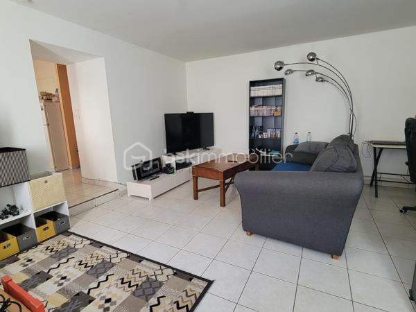 Situé en plein centre-bourg de Gaël, entre Saint-Méen-le-Grand et Mauron (8 min), à proximité de Paimpont (12 min), cet appartement de 57 m² constitue une belle opportunité pour un investisseur.

Actuellement loué 400 € hors charges par mois, il génère un revenu locatif immédiat et offre une rentabilité brute d'environ 6,1 %.

Le logement comprend :

Une pièce de vie
Une cuisine indépendante
Une chambre
Une salle d'eau privative
Deux WC indépendants 
Un grenier de stockage
Un débarras

Les points forts :

✅ Bien vendu avec locataire en place
✅ Loyer annuel de 4 800 €
✅ Rentabilité brute d'environ 6,1 %
✅ Centre-bourg avec commerces et services à proximité
✅ Surface habitable de 49 m²
✅ Classe énergétique F

Prix de vente : 79 000 € FAI

Potentiel d'amélioration : le logement est classé F au DPE. Des travaux portant principalement sur l'isolation et la mise en place d'une ventilation mécanique contrôlée (VMC) permettront d'améliorer sa performance énergétique et de valoriser le bien à moyen terme.

Un investissement clé en main offrant des revenus dès l'acquisition, dans une commune dynamique idéalement située entre Saint-Méen-le-Grand et la forêt de Brocéliande. Rennes a 49 min.