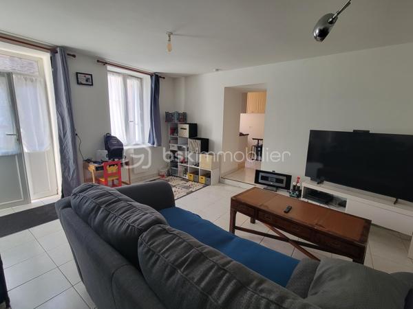 Situé en plein centre-bourg de Gaël, entre Saint-Méen-le-Grand et Mauron (8 min), à proximité de Paimpont (12 min), cet appartement de 57 m² constitue une belle opportunité pour un investisseur.

Actuellement loué 400 € hors charges par mois, il génère un revenu locatif immédiat et offre une rentabilité brute d'environ 6,1 %.

Le logement comprend :

Une pièce de vie
Une cuisine indépendante
Une chambre
Une salle d'eau privative
Deux WC indépendants 
Un grenier de stockage
Un débarras

Les points forts :

✅ Bien vendu avec locataire en place
✅ Loyer annuel de 4 800 €
✅ Rentabilité brute d'environ 6,1 %
✅ Centre-bourg avec commerces et services à proximité
✅ Surface habitable de 49 m²
✅ Classe énergétique F

Prix de vente : 79 000 € FAI

Potentiel d'amélioration : le logement est classé F au DPE. Des travaux portant principalement sur l'isolation et la mise en place d'une ventilation mécanique contrôlée (VMC) permettront d'améliorer sa performance énergétique et de valoriser le bien à moyen terme.

Un investissement clé en main offrant des revenus dès l'acquisition, dans une commune dynamique idéalement située entre Saint-Méen-le-Grand et la forêt de Brocéliande. Rennes a 49 min.