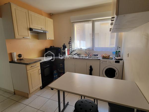 Situé en plein centre-bourg de Gaël, entre Saint-Méen-le-Grand et Mauron (8 min), à proximité de Paimpont (12 min), cet appartement de 57 m² constitue une belle opportunité pour un investisseur.

Actuellement loué 400 € hors charges par mois, il génère un revenu locatif immédiat et offre une rentabilité brute d'environ 6,1 %.

Le logement comprend :

Une pièce de vie
Une cuisine indépendante
Une chambre
Une salle d'eau privative
Deux WC indépendants 
Un grenier de stockage
Un débarras

Les points forts :

✅ Bien vendu avec locataire en place
✅ Loyer annuel de 4 800 €
✅ Rentabilité brute d'environ 6,1 %
✅ Centre-bourg avec commerces et services à proximité
✅ Surface habitable de 49 m²
✅ Classe énergétique F

Prix de vente : 79 000 € FAI

Potentiel d'amélioration : le logement est classé F au DPE. Des travaux portant principalement sur l'isolation et la mise en place d'une ventilation mécanique contrôlée (VMC) permettront d'améliorer sa performance énergétique et de valoriser le bien à moyen terme.

Un investissement clé en main offrant des revenus dès l'acquisition, dans une commune dynamique idéalement située entre Saint-Méen-le-Grand et la forêt de Brocéliande. Rennes a 49 min.