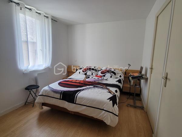 Situé en plein centre-bourg de Gaël, entre Saint-Méen-le-Grand et Mauron (8 min), à proximité de Paimpont (12 min), cet appartement de 57 m² constitue une belle opportunité pour un investisseur.

Actuellement loué 400 € hors charges par mois, il génère un revenu locatif immédiat et offre une rentabilité brute d'environ 6,1 %.

Le logement comprend :

Une pièce de vie
Une cuisine indépendante
Une chambre
Une salle d'eau privative
Deux WC indépendants 
Un grenier de stockage
Un débarras

Les points forts :

✅ Bien vendu avec locataire en place
✅ Loyer annuel de 4 800 €
✅ Rentabilité brute d'environ 6,1 %
✅ Centre-bourg avec commerces et services à proximité
✅ Surface habitable de 49 m²
✅ Classe énergétique F

Prix de vente : 79 000 € FAI

Potentiel d'amélioration : le logement est classé F au DPE. Des travaux portant principalement sur l'isolation et la mise en place d'une ventilation mécanique contrôlée (VMC) permettront d'améliorer sa performance énergétique et de valoriser le bien à moyen terme.

Un investissement clé en main offrant des revenus dès l'acquisition, dans une commune dynamique idéalement située entre Saint-Méen-le-Grand et la forêt de Brocéliande. Rennes a 49 min.