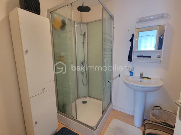 Situé en plein centre-bourg de Gaël, entre Saint-Méen-le-Grand et Mauron (8 min), à proximité de Paimpont (12 min), cet appartement de 57 m² constitue une belle opportunité pour un investisseur.

Actuellement loué 400 € hors charges par mois, il génère un revenu locatif immédiat et offre une rentabilité brute d'environ 6,1 %.

Le logement comprend :

Une pièce de vie
Une cuisine indépendante
Une chambre
Une salle d'eau privative
Deux WC indépendants 
Un grenier de stockage
Un débarras

Les points forts :

✅ Bien vendu avec locataire en place
✅ Loyer annuel de 4 800 €
✅ Rentabilité brute d'environ 6,1 %
✅ Centre-bourg avec commerces et services à proximité
✅ Surface habitable de 49 m²
✅ Classe énergétique F

Prix de vente : 79 000 € FAI

Potentiel d'amélioration : le logement est classé F au DPE. Des travaux portant principalement sur l'isolation et la mise en place d'une ventilation mécanique contrôlée (VMC) permettront d'améliorer sa performance énergétique et de valoriser le bien à moyen terme.

Un investissement clé en main offrant des revenus dès l'acquisition, dans une commune dynamique idéalement située entre Saint-Méen-le-Grand et la forêt de Brocéliande. Rennes a 49 min.