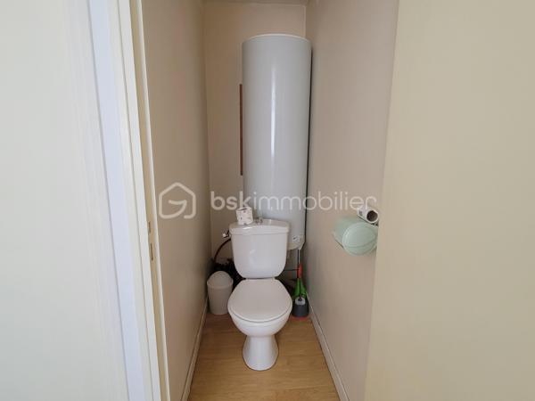 Situé en plein centre-bourg de Gaël, entre Saint-Méen-le-Grand et Mauron (8 min), à proximité de Paimpont (12 min), cet appartement de 57 m² constitue une belle opportunité pour un investisseur.

Actuellement loué 400 € hors charges par mois, il génère un revenu locatif immédiat et offre une rentabilité brute d'environ 6,1 %.

Le logement comprend :

Une pièce de vie
Une cuisine indépendante
Une chambre
Une salle d'eau privative
Deux WC indépendants 
Un grenier de stockage
Un débarras

Les points forts :

✅ Bien vendu avec locataire en place
✅ Loyer annuel de 4 800 €
✅ Rentabilité brute d'environ 6,1 %
✅ Centre-bourg avec commerces et services à proximité
✅ Surface habitable de 49 m²
✅ Classe énergétique F

Prix de vente : 79 000 € FAI

Potentiel d'amélioration : le logement est classé F au DPE. Des travaux portant principalement sur l'isolation et la mise en place d'une ventilation mécanique contrôlée (VMC) permettront d'améliorer sa performance énergétique et de valoriser le bien à moyen terme.

Un investissement clé en main offrant des revenus dès l'acquisition, dans une commune dynamique idéalement située entre Saint-Méen-le-Grand et la forêt de Brocéliande. Rennes a 49 min.
