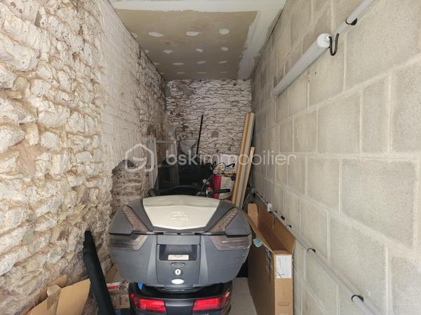 Situé en plein centre-bourg de Gaël, entre Saint-Méen-le-Grand et Mauron (8 min), à proximité de Paimpont (12 min), cet appartement de 57 m² constitue une belle opportunité pour un investisseur.

Actuellement loué 400 € hors charges par mois, il génère un revenu locatif immédiat et offre une rentabilité brute d'environ 6,1 %.

Le logement comprend :

Une pièce de vie
Une cuisine indépendante
Une chambre
Une salle d'eau privative
Deux WC indépendants 
Un grenier de stockage
Un débarras

Les points forts :

✅ Bien vendu avec locataire en place
✅ Loyer annuel de 4 800 €
✅ Rentabilité brute d'environ 6,1 %
✅ Centre-bourg avec commerces et services à proximité
✅ Surface habitable de 49 m²
✅ Classe énergétique F

Prix de vente : 79 000 € FAI

Potentiel d'amélioration : le logement est classé F au DPE. Des travaux portant principalement sur l'isolation et la mise en place d'une ventilation mécanique contrôlée (VMC) permettront d'améliorer sa performance énergétique et de valoriser le bien à moyen terme.

Un investissement clé en main offrant des revenus dès l'acquisition, dans une commune dynamique idéalement située entre Saint-Méen-le-Grand et la forêt de Brocéliande. Rennes a 49 min.