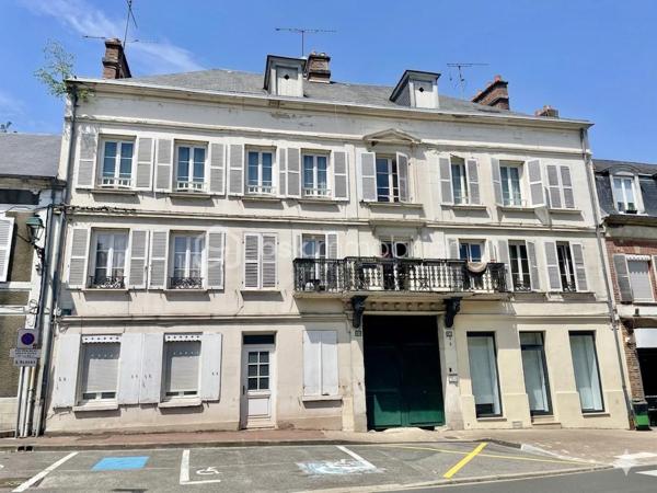 Idéalement situé en plein coeur de Chaumont-en-Vexin, cet immeuble de rapport représente une opportunité rare pour investisseurs à la recherche d’un bien rentable dès l’acquisition, avec un excellent potentiel patrimonial et locatif.

Édifié sur une parcelle d’environ 650 m², l’ensemble immobilier se compose de 8 lots (habitations et local commercial) ainsi que de 5 box, dont 4 actuellement loués, garantissant une rentabilité locative immédiate de 9 % avec un taux de remplissage de 100 %.
Composition de l’immeuble :

Lot 1 – Appartement F6 en triplex – 147,16 m²
Entrée, vaste séjour, salle à manger, cuisine aménagée, 4 chambres, bureau, salle de bains avec douche et WC. Cave.

Lot 2 – Appartement F4 – 85,68 m²
Séjour, salle à manger, cuisine aménagée, 2 chambres, salle de bains avec WC.

Lot 3 – Appartement F2 – 77,94 m²
Véranda d’entrée, cuisine aménagée, séjour, chambre, salle de bains avec douche, WC. Cave.

Lot 4 – Appartement F3 – 70 m²
Séjour, cuisine aménagée, chambre, salle d’eau avec WC.

Lot 5 – Grenier aménageable – Environ 70 m²
Fort potentiel de valorisation avec possibilité de création d’un logement supplémentaire.

Lot 6 – Local commercial – Environ 70 m²
Boutique avec trois pièces, point d’eau et WC.

Lot 7 – Appartement F3 – 50 m²
Séjour avec cuisine aménagée, 2 chambres, salle d’eau avec WC.

Lot 8 – Studio – 28,67 m²
Pièce de vie, cuisine séparée, salle d’eau avec WC.

Les atouts :

    Rentabilité locative immédiate de 9 %
    Immeuble entièrement occupé
    Revenus sécurisés dès l’acquisition
    Chauffage électrique individuel par lot
    5 box dont 4 déjà loués
    Emplacement central et recherché
    Potentiel de valorisation supplémentaire grâce au grenier aménageable

Un investissement clé en main offrant stabilité locative, rendement attractif et potentiel d’évolution.