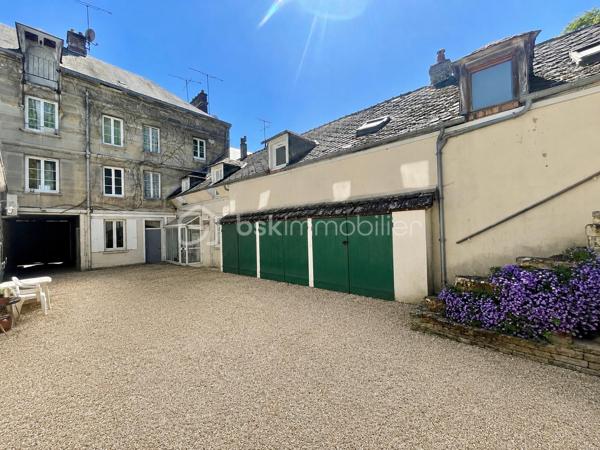 Idéalement situé en plein coeur de Chaumont-en-Vexin, cet immeuble de rapport représente une opportunité rare pour investisseurs à la recherche d’un bien rentable dès l’acquisition, avec un excellent potentiel patrimonial et locatif.

Édifié sur une parcelle d’environ 650 m², l’ensemble immobilier se compose de 8 lots (habitations et local commercial) ainsi que de 5 box, dont 4 actuellement loués, garantissant une rentabilité locative immédiate de 9 % avec un taux de remplissage de 100 %.
Composition de l’immeuble :

Lot 1 – Appartement F6 en triplex – 147,16 m²
Entrée, vaste séjour, salle à manger, cuisine aménagée, 4 chambres, bureau, salle de bains avec douche et WC. Cave.

Lot 2 – Appartement F4 – 85,68 m²
Séjour, salle à manger, cuisine aménagée, 2 chambres, salle de bains avec WC.

Lot 3 – Appartement F2 – 77,94 m²
Véranda d’entrée, cuisine aménagée, séjour, chambre, salle de bains avec douche, WC. Cave.

Lot 4 – Appartement F3 – 70 m²
Séjour, cuisine aménagée, chambre, salle d’eau avec WC.

Lot 5 – Grenier aménageable – Environ 70 m²
Fort potentiel de valorisation avec possibilité de création d’un logement supplémentaire.

Lot 6 – Local commercial – Environ 70 m²
Boutique avec trois pièces, point d’eau et WC.

Lot 7 – Appartement F3 – 50 m²
Séjour avec cuisine aménagée, 2 chambres, salle d’eau avec WC.

Lot 8 – Studio – 28,67 m²
Pièce de vie, cuisine séparée, salle d’eau avec WC.

Les atouts :

    Rentabilité locative immédiate de 9 %
    Immeuble entièrement occupé
    Revenus sécurisés dès l’acquisition
    Chauffage électrique individuel par lot
    5 box dont 4 déjà loués
    Emplacement central et recherché
    Potentiel de valorisation supplémentaire grâce au grenier aménageable

Un investissement clé en main offrant stabilité locative, rendement attractif et potentiel d’évolution.