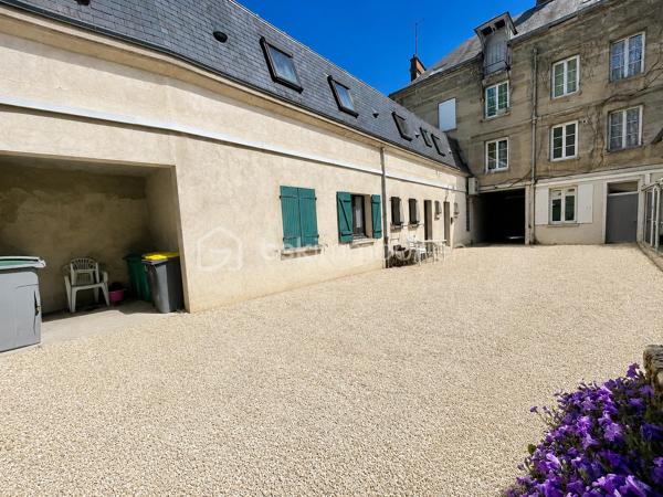 Idéalement situé en plein coeur de Chaumont-en-Vexin, cet immeuble de rapport représente une opportunité rare pour investisseurs à la recherche d’un bien rentable dès l’acquisition, avec un excellent potentiel patrimonial et locatif.

Édifié sur une parcelle d’environ 650 m², l’ensemble immobilier se compose de 8 lots (habitations et local commercial) ainsi que de 5 box, dont 4 actuellement loués, garantissant une rentabilité locative immédiate de 9 % avec un taux de remplissage de 100 %.
Composition de l’immeuble :

Lot 1 – Appartement F6 en triplex – 147,16 m²
Entrée, vaste séjour, salle à manger, cuisine aménagée, 4 chambres, bureau, salle de bains avec douche et WC. Cave.

Lot 2 – Appartement F4 – 85,68 m²
Séjour, salle à manger, cuisine aménagée, 2 chambres, salle de bains avec WC.

Lot 3 – Appartement F2 – 77,94 m²
Véranda d’entrée, cuisine aménagée, séjour, chambre, salle de bains avec douche, WC. Cave.

Lot 4 – Appartement F3 – 70 m²
Séjour, cuisine aménagée, chambre, salle d’eau avec WC.

Lot 5 – Grenier aménageable – Environ 70 m²
Fort potentiel de valorisation avec possibilité de création d’un logement supplémentaire.

Lot 6 – Local commercial – Environ 70 m²
Boutique avec trois pièces, point d’eau et WC.

Lot 7 – Appartement F3 – 50 m²
Séjour avec cuisine aménagée, 2 chambres, salle d’eau avec WC.

Lot 8 – Studio – 28,67 m²
Pièce de vie, cuisine séparée, salle d’eau avec WC.

Les atouts :

    Rentabilité locative immédiate de 9 %
    Immeuble entièrement occupé
    Revenus sécurisés dès l’acquisition
    Chauffage électrique individuel par lot
    5 box dont 4 déjà loués
    Emplacement central et recherché
    Potentiel de valorisation supplémentaire grâce au grenier aménageable

Un investissement clé en main offrant stabilité locative, rendement attractif et potentiel d’évolution.