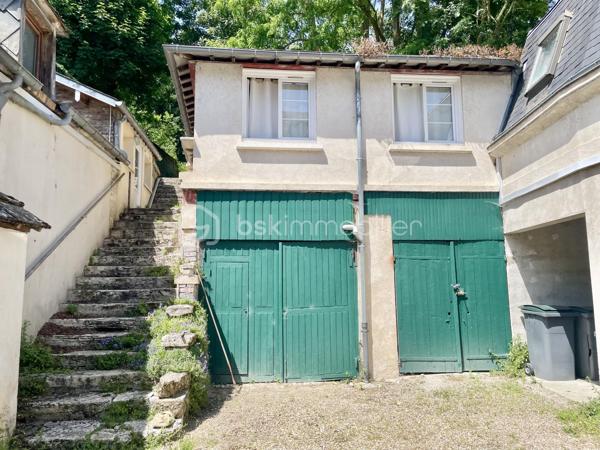 Idéalement situé en plein coeur de Chaumont-en-Vexin, cet immeuble de rapport représente une opportunité rare pour investisseurs à la recherche d’un bien rentable dès l’acquisition, avec un excellent potentiel patrimonial et locatif.

Édifié sur une parcelle d’environ 650 m², l’ensemble immobilier se compose de 8 lots (habitations et local commercial) ainsi que de 5 box, dont 4 actuellement loués, garantissant une rentabilité locative immédiate de 9 % avec un taux de remplissage de 100 %.
Composition de l’immeuble :

Lot 1 – Appartement F6 en triplex – 147,16 m²
Entrée, vaste séjour, salle à manger, cuisine aménagée, 4 chambres, bureau, salle de bains avec douche et WC. Cave.

Lot 2 – Appartement F4 – 85,68 m²
Séjour, salle à manger, cuisine aménagée, 2 chambres, salle de bains avec WC.

Lot 3 – Appartement F2 – 77,94 m²
Véranda d’entrée, cuisine aménagée, séjour, chambre, salle de bains avec douche, WC. Cave.

Lot 4 – Appartement F3 – 70 m²
Séjour, cuisine aménagée, chambre, salle d’eau avec WC.

Lot 5 – Grenier aménageable – Environ 70 m²
Fort potentiel de valorisation avec possibilité de création d’un logement supplémentaire.

Lot 6 – Local commercial – Environ 70 m²
Boutique avec trois pièces, point d’eau et WC.

Lot 7 – Appartement F3 – 50 m²
Séjour avec cuisine aménagée, 2 chambres, salle d’eau avec WC.

Lot 8 – Studio – 28,67 m²
Pièce de vie, cuisine séparée, salle d’eau avec WC.

Les atouts :

    Rentabilité locative immédiate de 9 %
    Immeuble entièrement occupé
    Revenus sécurisés dès l’acquisition
    Chauffage électrique individuel par lot
    5 box dont 4 déjà loués
    Emplacement central et recherché
    Potentiel de valorisation supplémentaire grâce au grenier aménageable

Un investissement clé en main offrant stabilité locative, rendement attractif et potentiel d’évolution.