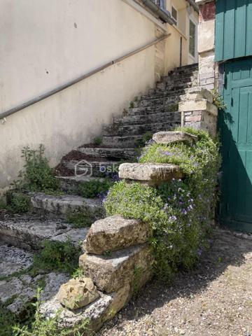 Idéalement situé en plein coeur de Chaumont-en-Vexin, cet immeuble de rapport représente une opportunité rare pour investisseurs à la recherche d’un bien rentable dès l’acquisition, avec un excellent potentiel patrimonial et locatif.

Édifié sur une parcelle d’environ 650 m², l’ensemble immobilier se compose de 8 lots (habitations et local commercial) ainsi que de 5 box, dont 4 actuellement loués, garantissant une rentabilité locative immédiate de 9 % avec un taux de remplissage de 100 %.
Composition de l’immeuble :

Lot 1 – Appartement F6 en triplex – 147,16 m²
Entrée, vaste séjour, salle à manger, cuisine aménagée, 4 chambres, bureau, salle de bains avec douche et WC. Cave.

Lot 2 – Appartement F4 – 85,68 m²
Séjour, salle à manger, cuisine aménagée, 2 chambres, salle de bains avec WC.

Lot 3 – Appartement F2 – 77,94 m²
Véranda d’entrée, cuisine aménagée, séjour, chambre, salle de bains avec douche, WC. Cave.

Lot 4 – Appartement F3 – 70 m²
Séjour, cuisine aménagée, chambre, salle d’eau avec WC.

Lot 5 – Grenier aménageable – Environ 70 m²
Fort potentiel de valorisation avec possibilité de création d’un logement supplémentaire.

Lot 6 – Local commercial – Environ 70 m²
Boutique avec trois pièces, point d’eau et WC.

Lot 7 – Appartement F3 – 50 m²
Séjour avec cuisine aménagée, 2 chambres, salle d’eau avec WC.

Lot 8 – Studio – 28,67 m²
Pièce de vie, cuisine séparée, salle d’eau avec WC.

Les atouts :

    Rentabilité locative immédiate de 9 %
    Immeuble entièrement occupé
    Revenus sécurisés dès l’acquisition
    Chauffage électrique individuel par lot
    5 box dont 4 déjà loués
    Emplacement central et recherché
    Potentiel de valorisation supplémentaire grâce au grenier aménageable

Un investissement clé en main offrant stabilité locative, rendement attractif et potentiel d’évolution.