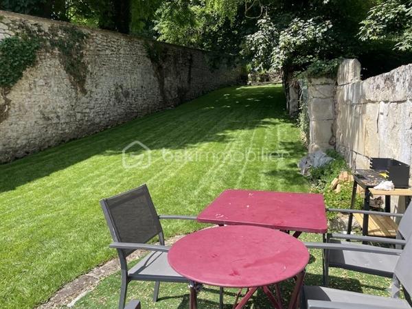 Idéalement situé en plein coeur de Chaumont-en-Vexin, cet immeuble de rapport représente une opportunité rare pour investisseurs à la recherche d’un bien rentable dès l’acquisition, avec un excellent potentiel patrimonial et locatif.

Édifié sur une parcelle d’environ 650 m², l’ensemble immobilier se compose de 8 lots (habitations et local commercial) ainsi que de 5 box, dont 4 actuellement loués, garantissant une rentabilité locative immédiate de 9 % avec un taux de remplissage de 100 %.
Composition de l’immeuble :

Lot 1 – Appartement F6 en triplex – 147,16 m²
Entrée, vaste séjour, salle à manger, cuisine aménagée, 4 chambres, bureau, salle de bains avec douche et WC. Cave.

Lot 2 – Appartement F4 – 85,68 m²
Séjour, salle à manger, cuisine aménagée, 2 chambres, salle de bains avec WC.

Lot 3 – Appartement F2 – 77,94 m²
Véranda d’entrée, cuisine aménagée, séjour, chambre, salle de bains avec douche, WC. Cave.

Lot 4 – Appartement F3 – 70 m²
Séjour, cuisine aménagée, chambre, salle d’eau avec WC.

Lot 5 – Grenier aménageable – Environ 70 m²
Fort potentiel de valorisation avec possibilité de création d’un logement supplémentaire.

Lot 6 – Local commercial – Environ 70 m²
Boutique avec trois pièces, point d’eau et WC.

Lot 7 – Appartement F3 – 50 m²
Séjour avec cuisine aménagée, 2 chambres, salle d’eau avec WC.

Lot 8 – Studio – 28,67 m²
Pièce de vie, cuisine séparée, salle d’eau avec WC.

Les atouts :

    Rentabilité locative immédiate de 9 %
    Immeuble entièrement occupé
    Revenus sécurisés dès l’acquisition
    Chauffage électrique individuel par lot
    5 box dont 4 déjà loués
    Emplacement central et recherché
    Potentiel de valorisation supplémentaire grâce au grenier aménageable

Un investissement clé en main offrant stabilité locative, rendement attractif et potentiel d’évolution.
