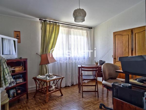 Charmante Camérica semi-individuelle avec véranda, garage, carport et jardin