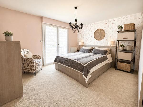 Le compromis idéal entre appartement et maison.

Situé dans le quartier prisé du Braden à Quimper, découvrez cet appartement T3 de 82 m² offrant de beaux volumes, une distribution fonctionnelle et un fort potentiel après une simple petite remise au goût du jour.

Au 1er étage d'une résidence bien entretenue avec ascenseur, l'appartement s'ouvre sur une entrée avec couloir et placards de rangement. Celui-ci dessert un agréable salon-séjour bénéficiant d'un accès direct à un balcon, idéal pour profiter des beaux jours.

La cuisine, indépendante, aménagée et équipée, offre un espace confortable et pratique au quotidien.

L'espace nuit se compose de deux chambres disposant chacune de placards intégrés, ainsi qu'une salle de bains équipée d'une double vasque. Un second balcon vient compléter l'ensemble et apporte un véritable confort de vie.

L'un des principaux atouts de ce bien réside dans son vaste garage privatif de 39 m² situé en sous-sol sécurisé. Rare sur le secteur, il dispose de l'électricité, d'un éclairage indépendant ainsi que d'une porte motorisée, permettant de stationner un véhicule tout en conservant un important espace de stockage, d'atelier ou de bricolage.

Côté prestations :

Résidence avec ascenseur
Appartement traversant et lumineux
Double balcon
Garage privatif de 39 m² en sous-sol 
Électricité et éclairage dans le garage
Porte de garage motorisée
Nombreux rangements
Menuiseries PVC double vitrage
Aucun gros travaux à prévoir

L'appartement est parfaitement habitable en l'état. Une simple petite remise au goût du jour permettra de le moderniser selon vos envies.

Vous bénéficierez d'un emplacement recherché, à proximité immédiate des commerces, écoles, services, transports en commun et principaux axes de circulation.

Un bien rare sur le secteur du Braden, idéal pour une résidence principale, un investissement patrimonial ou pour les acquéreurs recherchant de beaux volumes associés à un garage exceptionnel.

DPE : C 
Taxe Foncière : 1426€

- - - Visite uniquement sur rendez-vous - - -

Contact Exclusif : Gino Dupuy – BSK Immobilier
Votre Conseiller Immobilier sur Quimper et le Finistère Sud.
Avis de valeur OFFERT dans tout le Finistère Sud.

_________________________________________________

VENTE IMMOBILIÈRE – QUIMPER & Alentours
Échangeons sur votre projet, sans engagement, pour définir la meilleure stratégie de vente.

APPORTEURS D'AFFAIRES
Vous connaissez quelqu'un qui souhaite vendre ou acheter ?
Un simple message suffit pour initier un contact, je m'occupe du reste. Rémunération attractive.

COLLABORATION INTERCABINET
Discutons volontiers d'un partage de mandat ou d'un acheteur en recherche.

_________________________________________________

Honoraires charge vendeur : aucun frais d'agence supplémentaires pour vous.
Le prix affiché est votre prix final hors frais de notaire.
