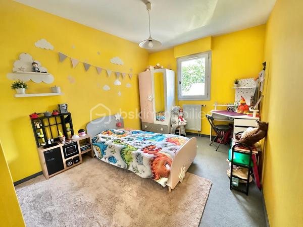 Le compromis idéal entre appartement et maison.

Situé dans le quartier prisé du Braden à Quimper, découvrez cet appartement T3 de 82 m² offrant de beaux volumes, une distribution fonctionnelle et un fort potentiel après une simple petite remise au goût du jour.

Au 1er étage d'une résidence bien entretenue avec ascenseur, l'appartement s'ouvre sur une entrée avec couloir et placards de rangement. Celui-ci dessert un agréable salon-séjour bénéficiant d'un accès direct à un balcon, idéal pour profiter des beaux jours.

La cuisine, indépendante, aménagée et équipée, offre un espace confortable et pratique au quotidien.

L'espace nuit se compose de deux chambres disposant chacune de placards intégrés, ainsi qu'une salle de bains équipée d'une double vasque. Un second balcon vient compléter l'ensemble et apporte un véritable confort de vie.

L'un des principaux atouts de ce bien réside dans son vaste garage privatif de 39 m² situé en sous-sol sécurisé. Rare sur le secteur, il dispose de l'électricité, d'un éclairage indépendant ainsi que d'une porte motorisée, permettant de stationner un véhicule tout en conservant un important espace de stockage, d'atelier ou de bricolage.

Côté prestations :

Résidence avec ascenseur
Appartement traversant et lumineux
Double balcon
Garage privatif de 39 m² en sous-sol 
Électricité et éclairage dans le garage
Porte de garage motorisée
Nombreux rangements
Menuiseries PVC double vitrage
Aucun gros travaux à prévoir

L'appartement est parfaitement habitable en l'état. Une simple petite remise au goût du jour permettra de le moderniser selon vos envies.

Vous bénéficierez d'un emplacement recherché, à proximité immédiate des commerces, écoles, services, transports en commun et principaux axes de circulation.

Un bien rare sur le secteur du Braden, idéal pour une résidence principale, un investissement patrimonial ou pour les acquéreurs recherchant de beaux volumes associés à un garage exceptionnel.

DPE : C 
Taxe Foncière : 1426€

- - - Visite uniquement sur rendez-vous - - -

Contact Exclusif : Gino Dupuy – BSK Immobilier
Votre Conseiller Immobilier sur Quimper et le Finistère Sud.
Avis de valeur OFFERT dans tout le Finistère Sud.

_________________________________________________

VENTE IMMOBILIÈRE – QUIMPER & Alentours
Échangeons sur votre projet, sans engagement, pour définir la meilleure stratégie de vente.

APPORTEURS D'AFFAIRES
Vous connaissez quelqu'un qui souhaite vendre ou acheter ?
Un simple message suffit pour initier un contact, je m'occupe du reste. Rémunération attractive.

COLLABORATION INTERCABINET
Discutons volontiers d'un partage de mandat ou d'un acheteur en recherche.

_________________________________________________

Honoraires charge vendeur : aucun frais d'agence supplémentaires pour vous.
Le prix affiché est votre prix final hors frais de notaire.