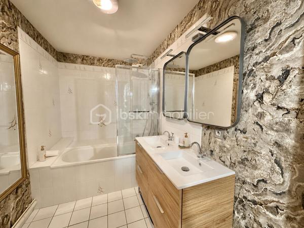 Le compromis idéal entre appartement et maison.

Situé dans le quartier prisé du Braden à Quimper, découvrez cet appartement T3 de 82 m² offrant de beaux volumes, une distribution fonctionnelle et un fort potentiel après une simple petite remise au goût du jour.

Au 1er étage d'une résidence bien entretenue avec ascenseur, l'appartement s'ouvre sur une entrée avec couloir et placards de rangement. Celui-ci dessert un agréable salon-séjour bénéficiant d'un accès direct à un balcon, idéal pour profiter des beaux jours.

La cuisine, indépendante, aménagée et équipée, offre un espace confortable et pratique au quotidien.

L'espace nuit se compose de deux chambres disposant chacune de placards intégrés, ainsi qu'une salle de bains équipée d'une double vasque. Un second balcon vient compléter l'ensemble et apporte un véritable confort de vie.

L'un des principaux atouts de ce bien réside dans son vaste garage privatif de 39 m² situé en sous-sol sécurisé. Rare sur le secteur, il dispose de l'électricité, d'un éclairage indépendant ainsi que d'une porte motorisée, permettant de stationner un véhicule tout en conservant un important espace de stockage, d'atelier ou de bricolage.

Côté prestations :

Résidence avec ascenseur
Appartement traversant et lumineux
Double balcon
Garage privatif de 39 m² en sous-sol 
Électricité et éclairage dans le garage
Porte de garage motorisée
Nombreux rangements
Menuiseries PVC double vitrage
Aucun gros travaux à prévoir

L'appartement est parfaitement habitable en l'état. Une simple petite remise au goût du jour permettra de le moderniser selon vos envies.

Vous bénéficierez d'un emplacement recherché, à proximité immédiate des commerces, écoles, services, transports en commun et principaux axes de circulation.

Un bien rare sur le secteur du Braden, idéal pour une résidence principale, un investissement patrimonial ou pour les acquéreurs recherchant de beaux volumes associés à un garage exceptionnel.

DPE : C 
Taxe Foncière : 1426€

- - - Visite uniquement sur rendez-vous - - -

Contact Exclusif : Gino Dupuy – BSK Immobilier
Votre Conseiller Immobilier sur Quimper et le Finistère Sud.
Avis de valeur OFFERT dans tout le Finistère Sud.

_________________________________________________

VENTE IMMOBILIÈRE – QUIMPER & Alentours
Échangeons sur votre projet, sans engagement, pour définir la meilleure stratégie de vente.

APPORTEURS D'AFFAIRES
Vous connaissez quelqu'un qui souhaite vendre ou acheter ?
Un simple message suffit pour initier un contact, je m'occupe du reste. Rémunération attractive.

COLLABORATION INTERCABINET
Discutons volontiers d'un partage de mandat ou d'un acheteur en recherche.

_________________________________________________

Honoraires charge vendeur : aucun frais d'agence supplémentaires pour vous.
Le prix affiché est votre prix final hors frais de notaire.