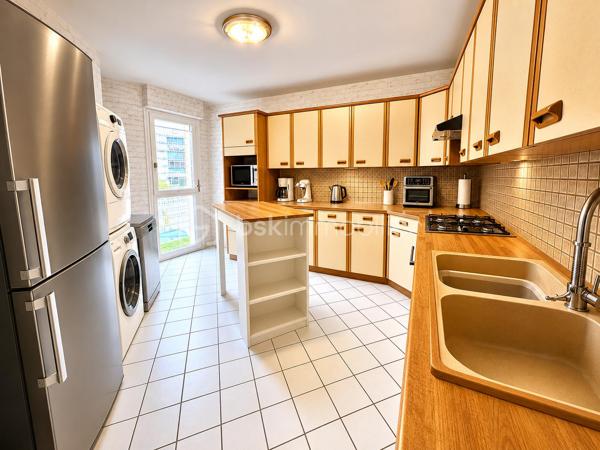 Le compromis idéal entre appartement et maison.

Situé dans le quartier prisé du Braden à Quimper, découvrez cet appartement T3 de 82 m² offrant de beaux volumes, une distribution fonctionnelle et un fort potentiel après une simple petite remise au goût du jour.

Au 1er étage d'une résidence bien entretenue avec ascenseur, l'appartement s'ouvre sur une entrée avec couloir et placards de rangement. Celui-ci dessert un agréable salon-séjour bénéficiant d'un accès direct à un balcon, idéal pour profiter des beaux jours.

La cuisine, indépendante, aménagée et équipée, offre un espace confortable et pratique au quotidien.

L'espace nuit se compose de deux chambres disposant chacune de placards intégrés, ainsi qu'une salle de bains équipée d'une double vasque. Un second balcon vient compléter l'ensemble et apporte un véritable confort de vie.

L'un des principaux atouts de ce bien réside dans son vaste garage privatif de 39 m² situé en sous-sol sécurisé. Rare sur le secteur, il dispose de l'électricité, d'un éclairage indépendant ainsi que d'une porte motorisée, permettant de stationner un véhicule tout en conservant un important espace de stockage, d'atelier ou de bricolage.

Côté prestations :

Résidence avec ascenseur
Appartement traversant et lumineux
Double balcon
Garage privatif de 39 m² en sous-sol 
Électricité et éclairage dans le garage
Porte de garage motorisée
Nombreux rangements
Menuiseries PVC double vitrage
Aucun gros travaux à prévoir

L'appartement est parfaitement habitable en l'état. Une simple petite remise au goût du jour permettra de le moderniser selon vos envies.

Vous bénéficierez d'un emplacement recherché, à proximité immédiate des commerces, écoles, services, transports en commun et principaux axes de circulation.

Un bien rare sur le secteur du Braden, idéal pour une résidence principale, un investissement patrimonial ou pour les acquéreurs recherchant de beaux volumes associés à un garage exceptionnel.

DPE : C 
Taxe Foncière : 1426€

- - - Visite uniquement sur rendez-vous - - -

Contact Exclusif : Gino Dupuy – BSK Immobilier
Votre Conseiller Immobilier sur Quimper et le Finistère Sud.
Avis de valeur OFFERT dans tout le Finistère Sud.

_________________________________________________

VENTE IMMOBILIÈRE – QUIMPER & Alentours
Échangeons sur votre projet, sans engagement, pour définir la meilleure stratégie de vente.

APPORTEURS D'AFFAIRES
Vous connaissez quelqu'un qui souhaite vendre ou acheter ?
Un simple message suffit pour initier un contact, je m'occupe du reste. Rémunération attractive.

COLLABORATION INTERCABINET
Discutons volontiers d'un partage de mandat ou d'un acheteur en recherche.

_________________________________________________

Honoraires charge vendeur : aucun frais d'agence supplémentaires pour vous.
Le prix affiché est votre prix final hors frais de notaire.