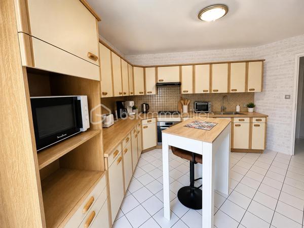 Le compromis idéal entre appartement et maison.

Situé dans le quartier prisé du Braden à Quimper, découvrez cet appartement T3 de 82 m² offrant de beaux volumes, une distribution fonctionnelle et un fort potentiel après une simple petite remise au goût du jour.

Au 1er étage d'une résidence bien entretenue avec ascenseur, l'appartement s'ouvre sur une entrée avec couloir et placards de rangement. Celui-ci dessert un agréable salon-séjour bénéficiant d'un accès direct à un balcon, idéal pour profiter des beaux jours.

La cuisine, indépendante, aménagée et équipée, offre un espace confortable et pratique au quotidien.

L'espace nuit se compose de deux chambres disposant chacune de placards intégrés, ainsi qu'une salle de bains équipée d'une double vasque. Un second balcon vient compléter l'ensemble et apporte un véritable confort de vie.

L'un des principaux atouts de ce bien réside dans son vaste garage privatif de 39 m² situé en sous-sol sécurisé. Rare sur le secteur, il dispose de l'électricité, d'un éclairage indépendant ainsi que d'une porte motorisée, permettant de stationner un véhicule tout en conservant un important espace de stockage, d'atelier ou de bricolage.

Côté prestations :

Résidence avec ascenseur
Appartement traversant et lumineux
Double balcon
Garage privatif de 39 m² en sous-sol 
Électricité et éclairage dans le garage
Porte de garage motorisée
Nombreux rangements
Menuiseries PVC double vitrage
Aucun gros travaux à prévoir

L'appartement est parfaitement habitable en l'état. Une simple petite remise au goût du jour permettra de le moderniser selon vos envies.

Vous bénéficierez d'un emplacement recherché, à proximité immédiate des commerces, écoles, services, transports en commun et principaux axes de circulation.

Un bien rare sur le secteur du Braden, idéal pour une résidence principale, un investissement patrimonial ou pour les acquéreurs recherchant de beaux volumes associés à un garage exceptionnel.

DPE : C 
Taxe Foncière : 1426€

- - - Visite uniquement sur rendez-vous - - -

Contact Exclusif : Gino Dupuy – BSK Immobilier
Votre Conseiller Immobilier sur Quimper et le Finistère Sud.
Avis de valeur OFFERT dans tout le Finistère Sud.

_________________________________________________

VENTE IMMOBILIÈRE – QUIMPER & Alentours
Échangeons sur votre projet, sans engagement, pour définir la meilleure stratégie de vente.

APPORTEURS D'AFFAIRES
Vous connaissez quelqu'un qui souhaite vendre ou acheter ?
Un simple message suffit pour initier un contact, je m'occupe du reste. Rémunération attractive.

COLLABORATION INTERCABINET
Discutons volontiers d'un partage de mandat ou d'un acheteur en recherche.

_________________________________________________

Honoraires charge vendeur : aucun frais d'agence supplémentaires pour vous.
Le prix affiché est votre prix final hors frais de notaire.