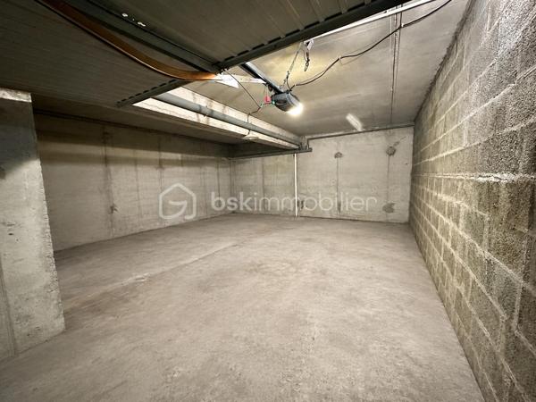 Le compromis idéal entre appartement et maison.

Situé dans le quartier prisé du Braden à Quimper, découvrez cet appartement T3 de 82 m² offrant de beaux volumes, une distribution fonctionnelle et un fort potentiel après une simple petite remise au goût du jour.

Au 1er étage d'une résidence bien entretenue avec ascenseur, l'appartement s'ouvre sur une entrée avec couloir et placards de rangement. Celui-ci dessert un agréable salon-séjour bénéficiant d'un accès direct à un balcon, idéal pour profiter des beaux jours.

La cuisine, indépendante, aménagée et équipée, offre un espace confortable et pratique au quotidien.

L'espace nuit se compose de deux chambres disposant chacune de placards intégrés, ainsi qu'une salle de bains équipée d'une double vasque. Un second balcon vient compléter l'ensemble et apporte un véritable confort de vie.

L'un des principaux atouts de ce bien réside dans son vaste garage privatif de 39 m² situé en sous-sol sécurisé. Rare sur le secteur, il dispose de l'électricité, d'un éclairage indépendant ainsi que d'une porte motorisée, permettant de stationner un véhicule tout en conservant un important espace de stockage, d'atelier ou de bricolage.

Côté prestations :

Résidence avec ascenseur
Appartement traversant et lumineux
Double balcon
Garage privatif de 39 m² en sous-sol 
Électricité et éclairage dans le garage
Porte de garage motorisée
Nombreux rangements
Menuiseries PVC double vitrage
Aucun gros travaux à prévoir

L'appartement est parfaitement habitable en l'état. Une simple petite remise au goût du jour permettra de le moderniser selon vos envies.

Vous bénéficierez d'un emplacement recherché, à proximité immédiate des commerces, écoles, services, transports en commun et principaux axes de circulation.

Un bien rare sur le secteur du Braden, idéal pour une résidence principale, un investissement patrimonial ou pour les acquéreurs recherchant de beaux volumes associés à un garage exceptionnel.

DPE : C 
Taxe Foncière : 1426€

- - - Visite uniquement sur rendez-vous - - -

Contact Exclusif : Gino Dupuy – BSK Immobilier
Votre Conseiller Immobilier sur Quimper et le Finistère Sud.
Avis de valeur OFFERT dans tout le Finistère Sud.

_________________________________________________

VENTE IMMOBILIÈRE – QUIMPER & Alentours
Échangeons sur votre projet, sans engagement, pour définir la meilleure stratégie de vente.

APPORTEURS D'AFFAIRES
Vous connaissez quelqu'un qui souhaite vendre ou acheter ?
Un simple message suffit pour initier un contact, je m'occupe du reste. Rémunération attractive.

COLLABORATION INTERCABINET
Discutons volontiers d'un partage de mandat ou d'un acheteur en recherche.

_________________________________________________

Honoraires charge vendeur : aucun frais d'agence supplémentaires pour vous.
Le prix affiché est votre prix final hors frais de notaire.