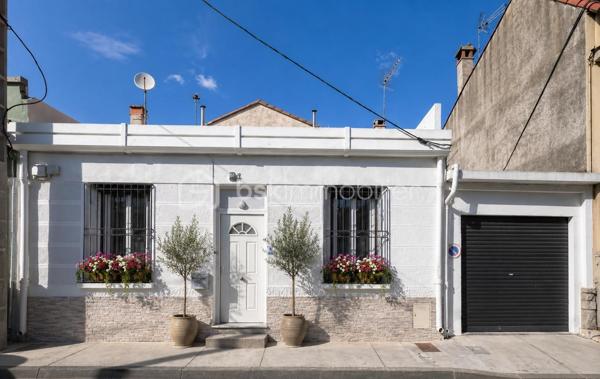Maison de ville de plain-pied avec garage et deux extérieurs — Quartier calme et recherché

**Découvrez cette agréable maison de ville de plain-pied d’environ 63 m² habitables, située dans un quartier calme et recherché, à proximité immédiate des écoles, commerces et transports.

Bien entretenue et bénéficiant de **prestations de qualité**, cette maison offre un cadre de vie confortable, fonctionnel et chaleureux.
Un intérieur chaleureux et fonctionnel

La maison se compose de :
* Deux chambres**
* Une salle de bain
* Des WC
* Une belle pièce de vie avec cheminée fonctionnelle ,idéale pour créer une atmosphère chaleureuse en hiver
* Une cuisine Schmidt entièrement aménagée et équipée, pensée pour être pratique et évolutive

La cuisine bénéficie notamment d’un four semi-professionnel d’une plaque à induction avec hotte, ainsi que d’un lave-vaisselle quasiment neuf*Elle dispose également d’une double aération au plafond avec double vitesse

Autre avantage : la cuisine peut facilement être modernisée selon vos envies. Il suffit de remplacer les façades 
Les façades actuellement noires peuvent notamment être remplacées par des façades blanches, sans avoir à changer l’ensemble de la cuisine.

- Des prestations techniques de qualité
La maison bénéficie de nombreux équipements offrant confort et efficacité :
*Chauffage au gaz chaud eau révisé facture à l’appui 
* Climatisation réversible
* Double vitrage
* Double isolation
* Charpente et toiture de seulement 8 ans
-Les matériaux et équipements sélectionnés sont de gamme supérieure offrant un ensemble particulièrement qualitatif.

- Deux espaces extérieurs sans vis-à-vis
Vous profiterez de deux patios, permettant de bénéficier de plusieurs espaces extérieurs selon les moments de la journée 
* Un premier patio d’environ 6,70 m²
* Un grand patio d’environ 9,80 m²avec arrivée d’eau et surtout sans vis-à-vis idéal pour profiter pleinement des beaux jours


-Un garage particulièrement fonctionnel avec ouverture électrique et manuelle 
La maison dispose également d’un garage d’environ 20 m² avec mezzanine offrant un espace de stockage supplémentaire très appréciable.
Le garage est équipé de 7 prises électriques ainsi que d’une arrivée d’eau ce qui lui confère de nombreuses possibilités d’utilisation.
-Un emplacement privilégié
Située dans un  environnement calme et recherché  la maison bénéficie d’une situation pratique, proche des écoles, des commerces et des transports

Taxe : environ 940€ par an

*Une maison pleine de charme, fonctionnelle et soigneusement équipée, idéale pour une résidence principale comme pour un projet d’investissement. 
A découvrir sans tarder !