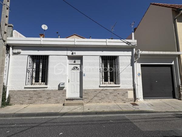 Maison de ville de plain-pied avec garage et deux extérieurs — Quartier calme et recherché

**Découvrez cette agréable maison de ville de plain-pied d’environ 63 m² habitables, située dans un quartier calme et recherché, à proximité immédiate des écoles, commerces et transports.

Bien entretenue et bénéficiant de **prestations de qualité**, cette maison offre un cadre de vie confortable, fonctionnel et chaleureux.
Un intérieur chaleureux et fonctionnel

La maison se compose de :
* Deux chambres**
* Une salle de bain
* Des WC
* Une belle pièce de vie avec cheminée fonctionnelle ,idéale pour créer une atmosphère chaleureuse en hiver
* Une cuisine Schmidt entièrement aménagée et équipée, pensée pour être pratique et évolutive

La cuisine bénéficie notamment d’un four semi-professionnel d’une plaque à induction avec hotte, ainsi que d’un lave-vaisselle quasiment neuf*Elle dispose également d’une double aération au plafond avec double vitesse

Autre avantage : la cuisine peut facilement être modernisée selon vos envies. Il suffit de remplacer les façades 
Les façades actuellement noires peuvent notamment être remplacées par des façades blanches, sans avoir à changer l’ensemble de la cuisine.

- Des prestations techniques de qualité
La maison bénéficie de nombreux équipements offrant confort et efficacité :
*Chauffage au gaz chaud eau révisé facture à l’appui 
* Climatisation réversible
* Double vitrage
* Double isolation
* Charpente et toiture de seulement 8 ans
-Les matériaux et équipements sélectionnés sont de gamme supérieure offrant un ensemble particulièrement qualitatif.

- Deux espaces extérieurs sans vis-à-vis
Vous profiterez de deux patios, permettant de bénéficier de plusieurs espaces extérieurs selon les moments de la journée 
* Un premier patio d’environ 6,70 m²
* Un grand patio d’environ 9,80 m²avec arrivée d’eau et surtout sans vis-à-vis idéal pour profiter pleinement des beaux jours


-Un garage particulièrement fonctionnel avec ouverture électrique et manuelle 
La maison dispose également d’un garage d’environ 20 m² avec mezzanine offrant un espace de stockage supplémentaire très appréciable.
Le garage est équipé de 7 prises électriques ainsi que d’une arrivée d’eau ce qui lui confère de nombreuses possibilités d’utilisation.
-Un emplacement privilégié
Située dans un  environnement calme et recherché  la maison bénéficie d’une situation pratique, proche des écoles, des commerces et des transports

Taxe : environ 940€ par an

*Une maison pleine de charme, fonctionnelle et soigneusement équipée, idéale pour une résidence principale comme pour un projet d’investissement. 
A découvrir sans tarder !