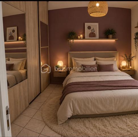 Maison de ville de plain-pied avec garage et deux extérieurs — Quartier calme et recherché

**Découvrez cette agréable maison de ville de plain-pied d’environ 63 m² habitables, située dans un quartier calme et recherché, à proximité immédiate des écoles, commerces et transports.

Bien entretenue et bénéficiant de **prestations de qualité**, cette maison offre un cadre de vie confortable, fonctionnel et chaleureux.
Un intérieur chaleureux et fonctionnel

La maison se compose de :
* Deux chambres**
* Une salle de bain
* Des WC
* Une belle pièce de vie avec cheminée fonctionnelle ,idéale pour créer une atmosphère chaleureuse en hiver
* Une cuisine Schmidt entièrement aménagée et équipée, pensée pour être pratique et évolutive

La cuisine bénéficie notamment d’un four semi-professionnel d’une plaque à induction avec hotte, ainsi que d’un lave-vaisselle quasiment neuf*Elle dispose également d’une double aération au plafond avec double vitesse

Autre avantage : la cuisine peut facilement être modernisée selon vos envies. Il suffit de remplacer les façades 
Les façades actuellement noires peuvent notamment être remplacées par des façades blanches, sans avoir à changer l’ensemble de la cuisine.

- Des prestations techniques de qualité
La maison bénéficie de nombreux équipements offrant confort et efficacité :
*Chauffage au gaz chaud eau révisé facture à l’appui 
* Climatisation réversible
* Double vitrage
* Double isolation
* Charpente et toiture de seulement 8 ans
-Les matériaux et équipements sélectionnés sont de gamme supérieure offrant un ensemble particulièrement qualitatif.

- Deux espaces extérieurs sans vis-à-vis
Vous profiterez de deux patios, permettant de bénéficier de plusieurs espaces extérieurs selon les moments de la journée 
* Un premier patio d’environ 6,70 m²
* Un grand patio d’environ 9,80 m²avec arrivée d’eau et surtout sans vis-à-vis idéal pour profiter pleinement des beaux jours


-Un garage particulièrement fonctionnel avec ouverture électrique et manuelle 
La maison dispose également d’un garage d’environ 20 m² avec mezzanine offrant un espace de stockage supplémentaire très appréciable.
Le garage est équipé de 7 prises électriques ainsi que d’une arrivée d’eau ce qui lui confère de nombreuses possibilités d’utilisation.
-Un emplacement privilégié
Située dans un  environnement calme et recherché  la maison bénéficie d’une situation pratique, proche des écoles, des commerces et des transports

Taxe : environ 940€ par an

*Une maison pleine de charme, fonctionnelle et soigneusement équipée, idéale pour une résidence principale comme pour un projet d’investissement. 
A découvrir sans tarder !