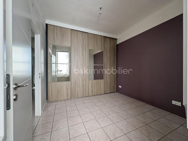 Maison de ville de plain-pied avec garage et deux extérieurs — Quartier calme et recherché

**Découvrez cette agréable maison de ville de plain-pied d’environ 63 m² habitables, située dans un quartier calme et recherché, à proximité immédiate des écoles, commerces et transports.

Bien entretenue et bénéficiant de **prestations de qualité**, cette maison offre un cadre de vie confortable, fonctionnel et chaleureux.
Un intérieur chaleureux et fonctionnel

La maison se compose de :
* Deux chambres**
* Une salle de bain
* Des WC
* Une belle pièce de vie avec cheminée fonctionnelle ,idéale pour créer une atmosphère chaleureuse en hiver
* Une cuisine Schmidt entièrement aménagée et équipée, pensée pour être pratique et évolutive

La cuisine bénéficie notamment d’un four semi-professionnel d’une plaque à induction avec hotte, ainsi que d’un lave-vaisselle quasiment neuf*Elle dispose également d’une double aération au plafond avec double vitesse

Autre avantage : la cuisine peut facilement être modernisée selon vos envies. Il suffit de remplacer les façades 
Les façades actuellement noires peuvent notamment être remplacées par des façades blanches, sans avoir à changer l’ensemble de la cuisine.

- Des prestations techniques de qualité
La maison bénéficie de nombreux équipements offrant confort et efficacité :
*Chauffage au gaz chaud eau révisé facture à l’appui 
* Climatisation réversible
* Double vitrage
* Double isolation
* Charpente et toiture de seulement 8 ans
-Les matériaux et équipements sélectionnés sont de gamme supérieure offrant un ensemble particulièrement qualitatif.

- Deux espaces extérieurs sans vis-à-vis
Vous profiterez de deux patios, permettant de bénéficier de plusieurs espaces extérieurs selon les moments de la journée 
* Un premier patio d’environ 6,70 m²
* Un grand patio d’environ 9,80 m²avec arrivée d’eau et surtout sans vis-à-vis idéal pour profiter pleinement des beaux jours


-Un garage particulièrement fonctionnel avec ouverture électrique et manuelle 
La maison dispose également d’un garage d’environ 20 m² avec mezzanine offrant un espace de stockage supplémentaire très appréciable.
Le garage est équipé de 7 prises électriques ainsi que d’une arrivée d’eau ce qui lui confère de nombreuses possibilités d’utilisation.
-Un emplacement privilégié
Située dans un  environnement calme et recherché  la maison bénéficie d’une situation pratique, proche des écoles, des commerces et des transports

Taxe : environ 940€ par an

*Une maison pleine de charme, fonctionnelle et soigneusement équipée, idéale pour une résidence principale comme pour un projet d’investissement. 
A découvrir sans tarder !