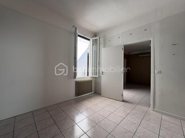 Maison de ville de plain-pied avec garage et deux extérieurs — Quartier calme et recherché

**Découvrez cette agréable maison de ville de plain-pied d’environ 63 m² habitables, située dans un quartier calme et recherché, à proximité immédiate des écoles, commerces et transports.

Bien entretenue et bénéficiant de **prestations de qualité**, cette maison offre un cadre de vie confortable, fonctionnel et chaleureux.
Un intérieur chaleureux et fonctionnel

La maison se compose de :
* Deux chambres**
* Une salle de bain
* Des WC
* Une belle pièce de vie avec cheminée fonctionnelle ,idéale pour créer une atmosphère chaleureuse en hiver
* Une cuisine Schmidt entièrement aménagée et équipée, pensée pour être pratique et évolutive

La cuisine bénéficie notamment d’un four semi-professionnel d’une plaque à induction avec hotte, ainsi que d’un lave-vaisselle quasiment neuf*Elle dispose également d’une double aération au plafond avec double vitesse

Autre avantage : la cuisine peut facilement être modernisée selon vos envies. Il suffit de remplacer les façades 
Les façades actuellement noires peuvent notamment être remplacées par des façades blanches, sans avoir à changer l’ensemble de la cuisine.

- Des prestations techniques de qualité
La maison bénéficie de nombreux équipements offrant confort et efficacité :
*Chauffage au gaz chaud eau révisé facture à l’appui 
* Climatisation réversible
* Double vitrage
* Double isolation
* Charpente et toiture de seulement 8 ans
-Les matériaux et équipements sélectionnés sont de gamme supérieure offrant un ensemble particulièrement qualitatif.

- Deux espaces extérieurs sans vis-à-vis
Vous profiterez de deux patios, permettant de bénéficier de plusieurs espaces extérieurs selon les moments de la journée 
* Un premier patio d’environ 6,70 m²
* Un grand patio d’environ 9,80 m²avec arrivée d’eau et surtout sans vis-à-vis idéal pour profiter pleinement des beaux jours


-Un garage particulièrement fonctionnel avec ouverture électrique et manuelle 
La maison dispose également d’un garage d’environ 20 m² avec mezzanine offrant un espace de stockage supplémentaire très appréciable.
Le garage est équipé de 7 prises électriques ainsi que d’une arrivée d’eau ce qui lui confère de nombreuses possibilités d’utilisation.
-Un emplacement privilégié
Située dans un  environnement calme et recherché  la maison bénéficie d’une situation pratique, proche des écoles, des commerces et des transports

Taxe : environ 940€ par an

*Une maison pleine de charme, fonctionnelle et soigneusement équipée, idéale pour une résidence principale comme pour un projet d’investissement. 
A découvrir sans tarder !