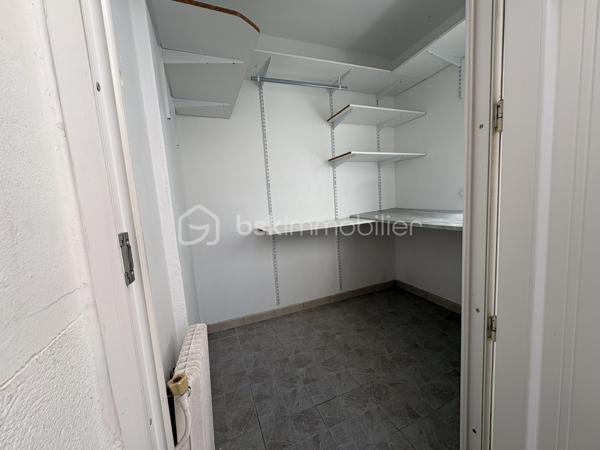 Maison de ville de plain-pied avec garage et deux extérieurs — Quartier calme et recherché

**Découvrez cette agréable maison de ville de plain-pied d’environ 63 m² habitables, située dans un quartier calme et recherché, à proximité immédiate des écoles, commerces et transports.

Bien entretenue et bénéficiant de **prestations de qualité**, cette maison offre un cadre de vie confortable, fonctionnel et chaleureux.
Un intérieur chaleureux et fonctionnel

La maison se compose de :
* Deux chambres**
* Une salle de bain
* Des WC
* Une belle pièce de vie avec cheminée fonctionnelle ,idéale pour créer une atmosphère chaleureuse en hiver
* Une cuisine Schmidt entièrement aménagée et équipée, pensée pour être pratique et évolutive

La cuisine bénéficie notamment d’un four semi-professionnel d’une plaque à induction avec hotte, ainsi que d’un lave-vaisselle quasiment neuf*Elle dispose également d’une double aération au plafond avec double vitesse

Autre avantage : la cuisine peut facilement être modernisée selon vos envies. Il suffit de remplacer les façades 
Les façades actuellement noires peuvent notamment être remplacées par des façades blanches, sans avoir à changer l’ensemble de la cuisine.

- Des prestations techniques de qualité
La maison bénéficie de nombreux équipements offrant confort et efficacité :
*Chauffage au gaz chaud eau révisé facture à l’appui 
* Climatisation réversible
* Double vitrage
* Double isolation
* Charpente et toiture de seulement 8 ans
-Les matériaux et équipements sélectionnés sont de gamme supérieure offrant un ensemble particulièrement qualitatif.

- Deux espaces extérieurs sans vis-à-vis
Vous profiterez de deux patios, permettant de bénéficier de plusieurs espaces extérieurs selon les moments de la journée 
* Un premier patio d’environ 6,70 m²
* Un grand patio d’environ 9,80 m²avec arrivée d’eau et surtout sans vis-à-vis idéal pour profiter pleinement des beaux jours


-Un garage particulièrement fonctionnel avec ouverture électrique et manuelle 
La maison dispose également d’un garage d’environ 20 m² avec mezzanine offrant un espace de stockage supplémentaire très appréciable.
Le garage est équipé de 7 prises électriques ainsi que d’une arrivée d’eau ce qui lui confère de nombreuses possibilités d’utilisation.
-Un emplacement privilégié
Située dans un  environnement calme et recherché  la maison bénéficie d’une situation pratique, proche des écoles, des commerces et des transports

Taxe : environ 940€ par an

*Une maison pleine de charme, fonctionnelle et soigneusement équipée, idéale pour une résidence principale comme pour un projet d’investissement. 
A découvrir sans tarder !