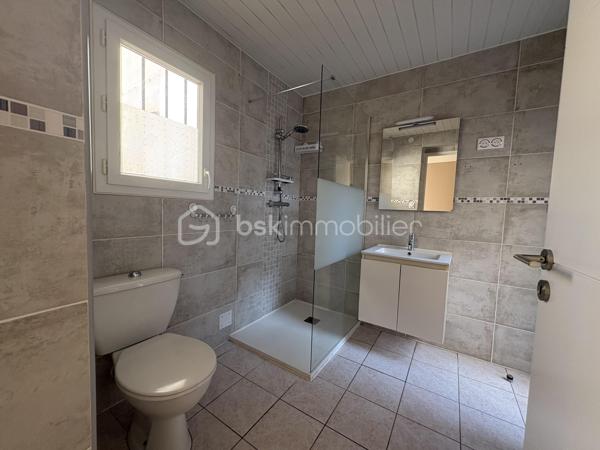 Maison de ville de plain-pied avec garage et deux extérieurs — Quartier calme et recherché

**Découvrez cette agréable maison de ville de plain-pied d’environ 63 m² habitables, située dans un quartier calme et recherché, à proximité immédiate des écoles, commerces et transports.

Bien entretenue et bénéficiant de **prestations de qualité**, cette maison offre un cadre de vie confortable, fonctionnel et chaleureux.
Un intérieur chaleureux et fonctionnel

La maison se compose de :
* Deux chambres**
* Une salle de bain
* Des WC
* Une belle pièce de vie avec cheminée fonctionnelle ,idéale pour créer une atmosphère chaleureuse en hiver
* Une cuisine Schmidt entièrement aménagée et équipée, pensée pour être pratique et évolutive

La cuisine bénéficie notamment d’un four semi-professionnel d’une plaque à induction avec hotte, ainsi que d’un lave-vaisselle quasiment neuf*Elle dispose également d’une double aération au plafond avec double vitesse

Autre avantage : la cuisine peut facilement être modernisée selon vos envies. Il suffit de remplacer les façades 
Les façades actuellement noires peuvent notamment être remplacées par des façades blanches, sans avoir à changer l’ensemble de la cuisine.

- Des prestations techniques de qualité
La maison bénéficie de nombreux équipements offrant confort et efficacité :
*Chauffage au gaz chaud eau révisé facture à l’appui 
* Climatisation réversible
* Double vitrage
* Double isolation
* Charpente et toiture de seulement 8 ans
-Les matériaux et équipements sélectionnés sont de gamme supérieure offrant un ensemble particulièrement qualitatif.

- Deux espaces extérieurs sans vis-à-vis
Vous profiterez de deux patios, permettant de bénéficier de plusieurs espaces extérieurs selon les moments de la journée 
* Un premier patio d’environ 6,70 m²
* Un grand patio d’environ 9,80 m²avec arrivée d’eau et surtout sans vis-à-vis idéal pour profiter pleinement des beaux jours


-Un garage particulièrement fonctionnel avec ouverture électrique et manuelle 
La maison dispose également d’un garage d’environ 20 m² avec mezzanine offrant un espace de stockage supplémentaire très appréciable.
Le garage est équipé de 7 prises électriques ainsi que d’une arrivée d’eau ce qui lui confère de nombreuses possibilités d’utilisation.
-Un emplacement privilégié
Située dans un  environnement calme et recherché  la maison bénéficie d’une situation pratique, proche des écoles, des commerces et des transports

Taxe : environ 940€ par an

*Une maison pleine de charme, fonctionnelle et soigneusement équipée, idéale pour une résidence principale comme pour un projet d’investissement. 
A découvrir sans tarder !