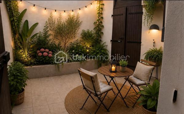 Maison de ville de plain-pied avec garage et deux extérieurs — Quartier calme et recherché

**Découvrez cette agréable maison de ville de plain-pied d’environ 63 m² habitables, située dans un quartier calme et recherché, à proximité immédiate des écoles, commerces et transports.

Bien entretenue et bénéficiant de **prestations de qualité**, cette maison offre un cadre de vie confortable, fonctionnel et chaleureux.
Un intérieur chaleureux et fonctionnel

La maison se compose de :
* Deux chambres**
* Une salle de bain
* Des WC
* Une belle pièce de vie avec cheminée fonctionnelle ,idéale pour créer une atmosphère chaleureuse en hiver
* Une cuisine Schmidt entièrement aménagée et équipée, pensée pour être pratique et évolutive

La cuisine bénéficie notamment d’un four semi-professionnel d’une plaque à induction avec hotte, ainsi que d’un lave-vaisselle quasiment neuf*Elle dispose également d’une double aération au plafond avec double vitesse

Autre avantage : la cuisine peut facilement être modernisée selon vos envies. Il suffit de remplacer les façades 
Les façades actuellement noires peuvent notamment être remplacées par des façades blanches, sans avoir à changer l’ensemble de la cuisine.

- Des prestations techniques de qualité
La maison bénéficie de nombreux équipements offrant confort et efficacité :
*Chauffage au gaz chaud eau révisé facture à l’appui 
* Climatisation réversible
* Double vitrage
* Double isolation
* Charpente et toiture de seulement 8 ans
-Les matériaux et équipements sélectionnés sont de gamme supérieure offrant un ensemble particulièrement qualitatif.

- Deux espaces extérieurs sans vis-à-vis
Vous profiterez de deux patios, permettant de bénéficier de plusieurs espaces extérieurs selon les moments de la journée 
* Un premier patio d’environ 6,70 m²
* Un grand patio d’environ 9,80 m²avec arrivée d’eau et surtout sans vis-à-vis idéal pour profiter pleinement des beaux jours


-Un garage particulièrement fonctionnel avec ouverture électrique et manuelle 
La maison dispose également d’un garage d’environ 20 m² avec mezzanine offrant un espace de stockage supplémentaire très appréciable.
Le garage est équipé de 7 prises électriques ainsi que d’une arrivée d’eau ce qui lui confère de nombreuses possibilités d’utilisation.
-Un emplacement privilégié
Située dans un  environnement calme et recherché  la maison bénéficie d’une situation pratique, proche des écoles, des commerces et des transports

Taxe : environ 940€ par an

*Une maison pleine de charme, fonctionnelle et soigneusement équipée, idéale pour une résidence principale comme pour un projet d’investissement. 
A découvrir sans tarder !