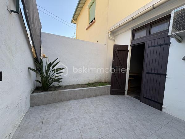 Maison de ville de plain-pied avec garage et deux extérieurs — Quartier calme et recherché

**Découvrez cette agréable maison de ville de plain-pied d’environ 63 m² habitables, située dans un quartier calme et recherché, à proximité immédiate des écoles, commerces et transports.

Bien entretenue et bénéficiant de **prestations de qualité**, cette maison offre un cadre de vie confortable, fonctionnel et chaleureux.
Un intérieur chaleureux et fonctionnel

La maison se compose de :
* Deux chambres**
* Une salle de bain
* Des WC
* Une belle pièce de vie avec cheminée fonctionnelle ,idéale pour créer une atmosphère chaleureuse en hiver
* Une cuisine Schmidt entièrement aménagée et équipée, pensée pour être pratique et évolutive

La cuisine bénéficie notamment d’un four semi-professionnel d’une plaque à induction avec hotte, ainsi que d’un lave-vaisselle quasiment neuf*Elle dispose également d’une double aération au plafond avec double vitesse

Autre avantage : la cuisine peut facilement être modernisée selon vos envies. Il suffit de remplacer les façades 
Les façades actuellement noires peuvent notamment être remplacées par des façades blanches, sans avoir à changer l’ensemble de la cuisine.

- Des prestations techniques de qualité
La maison bénéficie de nombreux équipements offrant confort et efficacité :
*Chauffage au gaz chaud eau révisé facture à l’appui 
* Climatisation réversible
* Double vitrage
* Double isolation
* Charpente et toiture de seulement 8 ans
-Les matériaux et équipements sélectionnés sont de gamme supérieure offrant un ensemble particulièrement qualitatif.

- Deux espaces extérieurs sans vis-à-vis
Vous profiterez de deux patios, permettant de bénéficier de plusieurs espaces extérieurs selon les moments de la journée 
* Un premier patio d’environ 6,70 m²
* Un grand patio d’environ 9,80 m²avec arrivée d’eau et surtout sans vis-à-vis idéal pour profiter pleinement des beaux jours


-Un garage particulièrement fonctionnel avec ouverture électrique et manuelle 
La maison dispose également d’un garage d’environ 20 m² avec mezzanine offrant un espace de stockage supplémentaire très appréciable.
Le garage est équipé de 7 prises électriques ainsi que d’une arrivée d’eau ce qui lui confère de nombreuses possibilités d’utilisation.
-Un emplacement privilégié
Située dans un  environnement calme et recherché  la maison bénéficie d’une situation pratique, proche des écoles, des commerces et des transports

Taxe : environ 940€ par an

*Une maison pleine de charme, fonctionnelle et soigneusement équipée, idéale pour une résidence principale comme pour un projet d’investissement. 
A découvrir sans tarder !