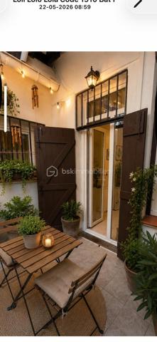 Maison de ville de plain-pied avec garage et deux extérieurs — Quartier calme et recherché

**Découvrez cette agréable maison de ville de plain-pied d’environ 63 m² habitables, située dans un quartier calme et recherché, à proximité immédiate des écoles, commerces et transports.

Bien entretenue et bénéficiant de **prestations de qualité**, cette maison offre un cadre de vie confortable, fonctionnel et chaleureux.
Un intérieur chaleureux et fonctionnel

La maison se compose de :
* Deux chambres**
* Une salle de bain
* Des WC
* Une belle pièce de vie avec cheminée fonctionnelle ,idéale pour créer une atmosphère chaleureuse en hiver
* Une cuisine Schmidt entièrement aménagée et équipée, pensée pour être pratique et évolutive

La cuisine bénéficie notamment d’un four semi-professionnel d’une plaque à induction avec hotte, ainsi que d’un lave-vaisselle quasiment neuf*Elle dispose également d’une double aération au plafond avec double vitesse

Autre avantage : la cuisine peut facilement être modernisée selon vos envies. Il suffit de remplacer les façades 
Les façades actuellement noires peuvent notamment être remplacées par des façades blanches, sans avoir à changer l’ensemble de la cuisine.

- Des prestations techniques de qualité
La maison bénéficie de nombreux équipements offrant confort et efficacité :
*Chauffage au gaz chaud eau révisé facture à l’appui 
* Climatisation réversible
* Double vitrage
* Double isolation
* Charpente et toiture de seulement 8 ans
-Les matériaux et équipements sélectionnés sont de gamme supérieure offrant un ensemble particulièrement qualitatif.

- Deux espaces extérieurs sans vis-à-vis
Vous profiterez de deux patios, permettant de bénéficier de plusieurs espaces extérieurs selon les moments de la journée 
* Un premier patio d’environ 6,70 m²
* Un grand patio d’environ 9,80 m²avec arrivée d’eau et surtout sans vis-à-vis idéal pour profiter pleinement des beaux jours


-Un garage particulièrement fonctionnel avec ouverture électrique et manuelle 
La maison dispose également d’un garage d’environ 20 m² avec mezzanine offrant un espace de stockage supplémentaire très appréciable.
Le garage est équipé de 7 prises électriques ainsi que d’une arrivée d’eau ce qui lui confère de nombreuses possibilités d’utilisation.
-Un emplacement privilégié
Située dans un  environnement calme et recherché  la maison bénéficie d’une situation pratique, proche des écoles, des commerces et des transports

Taxe : environ 940€ par an

*Une maison pleine de charme, fonctionnelle et soigneusement équipée, idéale pour une résidence principale comme pour un projet d’investissement. 
A découvrir sans tarder !