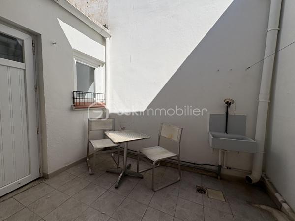Maison de ville de plain-pied avec garage et deux extérieurs — Quartier calme et recherché

**Découvrez cette agréable maison de ville de plain-pied d’environ 63 m² habitables, située dans un quartier calme et recherché, à proximité immédiate des écoles, commerces et transports.

Bien entretenue et bénéficiant de **prestations de qualité**, cette maison offre un cadre de vie confortable, fonctionnel et chaleureux.
Un intérieur chaleureux et fonctionnel

La maison se compose de :
* Deux chambres**
* Une salle de bain
* Des WC
* Une belle pièce de vie avec cheminée fonctionnelle ,idéale pour créer une atmosphère chaleureuse en hiver
* Une cuisine Schmidt entièrement aménagée et équipée, pensée pour être pratique et évolutive

La cuisine bénéficie notamment d’un four semi-professionnel d’une plaque à induction avec hotte, ainsi que d’un lave-vaisselle quasiment neuf*Elle dispose également d’une double aération au plafond avec double vitesse

Autre avantage : la cuisine peut facilement être modernisée selon vos envies. Il suffit de remplacer les façades 
Les façades actuellement noires peuvent notamment être remplacées par des façades blanches, sans avoir à changer l’ensemble de la cuisine.

- Des prestations techniques de qualité
La maison bénéficie de nombreux équipements offrant confort et efficacité :
*Chauffage au gaz chaud eau révisé facture à l’appui 
* Climatisation réversible
* Double vitrage
* Double isolation
* Charpente et toiture de seulement 8 ans
-Les matériaux et équipements sélectionnés sont de gamme supérieure offrant un ensemble particulièrement qualitatif.

- Deux espaces extérieurs sans vis-à-vis
Vous profiterez de deux patios, permettant de bénéficier de plusieurs espaces extérieurs selon les moments de la journée 
* Un premier patio d’environ 6,70 m²
* Un grand patio d’environ 9,80 m²avec arrivée d’eau et surtout sans vis-à-vis idéal pour profiter pleinement des beaux jours


-Un garage particulièrement fonctionnel avec ouverture électrique et manuelle 
La maison dispose également d’un garage d’environ 20 m² avec mezzanine offrant un espace de stockage supplémentaire très appréciable.
Le garage est équipé de 7 prises électriques ainsi que d’une arrivée d’eau ce qui lui confère de nombreuses possibilités d’utilisation.
-Un emplacement privilégié
Située dans un  environnement calme et recherché  la maison bénéficie d’une situation pratique, proche des écoles, des commerces et des transports

Taxe : environ 940€ par an

*Une maison pleine de charme, fonctionnelle et soigneusement équipée, idéale pour une résidence principale comme pour un projet d’investissement. 
A découvrir sans tarder !
