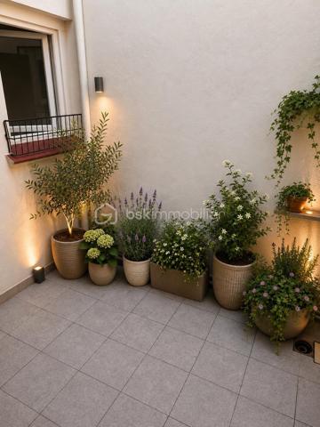 Maison de ville de plain-pied avec garage et deux extérieurs — Quartier calme et recherché

**Découvrez cette agréable maison de ville de plain-pied d’environ 63 m² habitables, située dans un quartier calme et recherché, à proximité immédiate des écoles, commerces et transports.

Bien entretenue et bénéficiant de **prestations de qualité**, cette maison offre un cadre de vie confortable, fonctionnel et chaleureux.
Un intérieur chaleureux et fonctionnel

La maison se compose de :
* Deux chambres**
* Une salle de bain
* Des WC
* Une belle pièce de vie avec cheminée fonctionnelle ,idéale pour créer une atmosphère chaleureuse en hiver
* Une cuisine Schmidt entièrement aménagée et équipée, pensée pour être pratique et évolutive

La cuisine bénéficie notamment d’un four semi-professionnel d’une plaque à induction avec hotte, ainsi que d’un lave-vaisselle quasiment neuf*Elle dispose également d’une double aération au plafond avec double vitesse

Autre avantage : la cuisine peut facilement être modernisée selon vos envies. Il suffit de remplacer les façades 
Les façades actuellement noires peuvent notamment être remplacées par des façades blanches, sans avoir à changer l’ensemble de la cuisine.

- Des prestations techniques de qualité
La maison bénéficie de nombreux équipements offrant confort et efficacité :
*Chauffage au gaz chaud eau révisé facture à l’appui 
* Climatisation réversible
* Double vitrage
* Double isolation
* Charpente et toiture de seulement 8 ans
-Les matériaux et équipements sélectionnés sont de gamme supérieure offrant un ensemble particulièrement qualitatif.

- Deux espaces extérieurs sans vis-à-vis
Vous profiterez de deux patios, permettant de bénéficier de plusieurs espaces extérieurs selon les moments de la journée 
* Un premier patio d’environ 6,70 m²
* Un grand patio d’environ 9,80 m²avec arrivée d’eau et surtout sans vis-à-vis idéal pour profiter pleinement des beaux jours


-Un garage particulièrement fonctionnel avec ouverture électrique et manuelle 
La maison dispose également d’un garage d’environ 20 m² avec mezzanine offrant un espace de stockage supplémentaire très appréciable.
Le garage est équipé de 7 prises électriques ainsi que d’une arrivée d’eau ce qui lui confère de nombreuses possibilités d’utilisation.
-Un emplacement privilégié
Située dans un  environnement calme et recherché  la maison bénéficie d’une situation pratique, proche des écoles, des commerces et des transports

Taxe : environ 940€ par an

*Une maison pleine de charme, fonctionnelle et soigneusement équipée, idéale pour une résidence principale comme pour un projet d’investissement. 
A découvrir sans tarder !