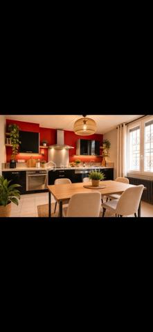 Maison de ville de plain-pied avec garage et deux extérieurs — Quartier calme et recherché

**Découvrez cette agréable maison de ville de plain-pied d’environ 63 m² habitables, située dans un quartier calme et recherché, à proximité immédiate des écoles, commerces et transports.

Bien entretenue et bénéficiant de **prestations de qualité**, cette maison offre un cadre de vie confortable, fonctionnel et chaleureux.
Un intérieur chaleureux et fonctionnel

La maison se compose de :
* Deux chambres**
* Une salle de bain
* Des WC
* Une belle pièce de vie avec cheminée fonctionnelle ,idéale pour créer une atmosphère chaleureuse en hiver
* Une cuisine Schmidt entièrement aménagée et équipée, pensée pour être pratique et évolutive

La cuisine bénéficie notamment d’un four semi-professionnel d’une plaque à induction avec hotte, ainsi que d’un lave-vaisselle quasiment neuf*Elle dispose également d’une double aération au plafond avec double vitesse

Autre avantage : la cuisine peut facilement être modernisée selon vos envies. Il suffit de remplacer les façades 
Les façades actuellement noires peuvent notamment être remplacées par des façades blanches, sans avoir à changer l’ensemble de la cuisine.

- Des prestations techniques de qualité
La maison bénéficie de nombreux équipements offrant confort et efficacité :
*Chauffage au gaz chaud eau révisé facture à l’appui 
* Climatisation réversible
* Double vitrage
* Double isolation
* Charpente et toiture de seulement 8 ans
-Les matériaux et équipements sélectionnés sont de gamme supérieure offrant un ensemble particulièrement qualitatif.

- Deux espaces extérieurs sans vis-à-vis
Vous profiterez de deux patios, permettant de bénéficier de plusieurs espaces extérieurs selon les moments de la journée 
* Un premier patio d’environ 6,70 m²
* Un grand patio d’environ 9,80 m²avec arrivée d’eau et surtout sans vis-à-vis idéal pour profiter pleinement des beaux jours


-Un garage particulièrement fonctionnel avec ouverture électrique et manuelle 
La maison dispose également d’un garage d’environ 20 m² avec mezzanine offrant un espace de stockage supplémentaire très appréciable.
Le garage est équipé de 7 prises électriques ainsi que d’une arrivée d’eau ce qui lui confère de nombreuses possibilités d’utilisation.
-Un emplacement privilégié
Située dans un  environnement calme et recherché  la maison bénéficie d’une situation pratique, proche des écoles, des commerces et des transports

Taxe : environ 940€ par an

*Une maison pleine de charme, fonctionnelle et soigneusement équipée, idéale pour une résidence principale comme pour un projet d’investissement. 
A découvrir sans tarder !