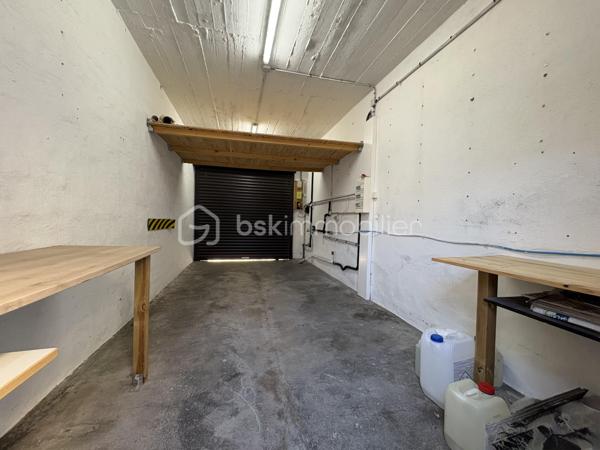 Maison de ville de plain-pied avec garage et deux extérieurs — Quartier calme et recherché

**Découvrez cette agréable maison de ville de plain-pied d’environ 63 m² habitables, située dans un quartier calme et recherché, à proximité immédiate des écoles, commerces et transports.

Bien entretenue et bénéficiant de **prestations de qualité**, cette maison offre un cadre de vie confortable, fonctionnel et chaleureux.
Un intérieur chaleureux et fonctionnel

La maison se compose de :
* Deux chambres**
* Une salle de bain
* Des WC
* Une belle pièce de vie avec cheminée fonctionnelle ,idéale pour créer une atmosphère chaleureuse en hiver
* Une cuisine Schmidt entièrement aménagée et équipée, pensée pour être pratique et évolutive

La cuisine bénéficie notamment d’un four semi-professionnel d’une plaque à induction avec hotte, ainsi que d’un lave-vaisselle quasiment neuf*Elle dispose également d’une double aération au plafond avec double vitesse

Autre avantage : la cuisine peut facilement être modernisée selon vos envies. Il suffit de remplacer les façades 
Les façades actuellement noires peuvent notamment être remplacées par des façades blanches, sans avoir à changer l’ensemble de la cuisine.

- Des prestations techniques de qualité
La maison bénéficie de nombreux équipements offrant confort et efficacité :
*Chauffage au gaz chaud eau révisé facture à l’appui 
* Climatisation réversible
* Double vitrage
* Double isolation
* Charpente et toiture de seulement 8 ans
-Les matériaux et équipements sélectionnés sont de gamme supérieure offrant un ensemble particulièrement qualitatif.

- Deux espaces extérieurs sans vis-à-vis
Vous profiterez de deux patios, permettant de bénéficier de plusieurs espaces extérieurs selon les moments de la journée 
* Un premier patio d’environ 6,70 m²
* Un grand patio d’environ 9,80 m²avec arrivée d’eau et surtout sans vis-à-vis idéal pour profiter pleinement des beaux jours


-Un garage particulièrement fonctionnel avec ouverture électrique et manuelle 
La maison dispose également d’un garage d’environ 20 m² avec mezzanine offrant un espace de stockage supplémentaire très appréciable.
Le garage est équipé de 7 prises électriques ainsi que d’une arrivée d’eau ce qui lui confère de nombreuses possibilités d’utilisation.
-Un emplacement privilégié
Située dans un  environnement calme et recherché  la maison bénéficie d’une situation pratique, proche des écoles, des commerces et des transports

Taxe : environ 940€ par an

*Une maison pleine de charme, fonctionnelle et soigneusement équipée, idéale pour une résidence principale comme pour un projet d’investissement. 
A découvrir sans tarder !