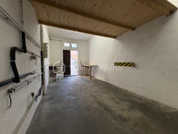 Maison de ville de plain-pied avec garage et deux extérieurs — Quartier calme et recherché

**Découvrez cette agréable maison de ville de plain-pied d’environ 63 m² habitables, située dans un quartier calme et recherché, à proximité immédiate des écoles, commerces et transports.

Bien entretenue et bénéficiant de **prestations de qualité**, cette maison offre un cadre de vie confortable, fonctionnel et chaleureux.
Un intérieur chaleureux et fonctionnel

La maison se compose de :
* Deux chambres**
* Une salle de bain
* Des WC
* Une belle pièce de vie avec cheminée fonctionnelle ,idéale pour créer une atmosphère chaleureuse en hiver
* Une cuisine Schmidt entièrement aménagée et équipée, pensée pour être pratique et évolutive

La cuisine bénéficie notamment d’un four semi-professionnel d’une plaque à induction avec hotte, ainsi que d’un lave-vaisselle quasiment neuf*Elle dispose également d’une double aération au plafond avec double vitesse

Autre avantage : la cuisine peut facilement être modernisée selon vos envies. Il suffit de remplacer les façades 
Les façades actuellement noires peuvent notamment être remplacées par des façades blanches, sans avoir à changer l’ensemble de la cuisine.

- Des prestations techniques de qualité
La maison bénéficie de nombreux équipements offrant confort et efficacité :
*Chauffage au gaz chaud eau révisé facture à l’appui 
* Climatisation réversible
* Double vitrage
* Double isolation
* Charpente et toiture de seulement 8 ans
-Les matériaux et équipements sélectionnés sont de gamme supérieure offrant un ensemble particulièrement qualitatif.

- Deux espaces extérieurs sans vis-à-vis
Vous profiterez de deux patios, permettant de bénéficier de plusieurs espaces extérieurs selon les moments de la journée 
* Un premier patio d’environ 6,70 m²
* Un grand patio d’environ 9,80 m²avec arrivée d’eau et surtout sans vis-à-vis idéal pour profiter pleinement des beaux jours


-Un garage particulièrement fonctionnel avec ouverture électrique et manuelle 
La maison dispose également d’un garage d’environ 20 m² avec mezzanine offrant un espace de stockage supplémentaire très appréciable.
Le garage est équipé de 7 prises électriques ainsi que d’une arrivée d’eau ce qui lui confère de nombreuses possibilités d’utilisation.
-Un emplacement privilégié
Située dans un  environnement calme et recherché  la maison bénéficie d’une situation pratique, proche des écoles, des commerces et des transports

Taxe : environ 940€ par an

*Une maison pleine de charme, fonctionnelle et soigneusement équipée, idéale pour une résidence principale comme pour un projet d’investissement. 
A découvrir sans tarder !